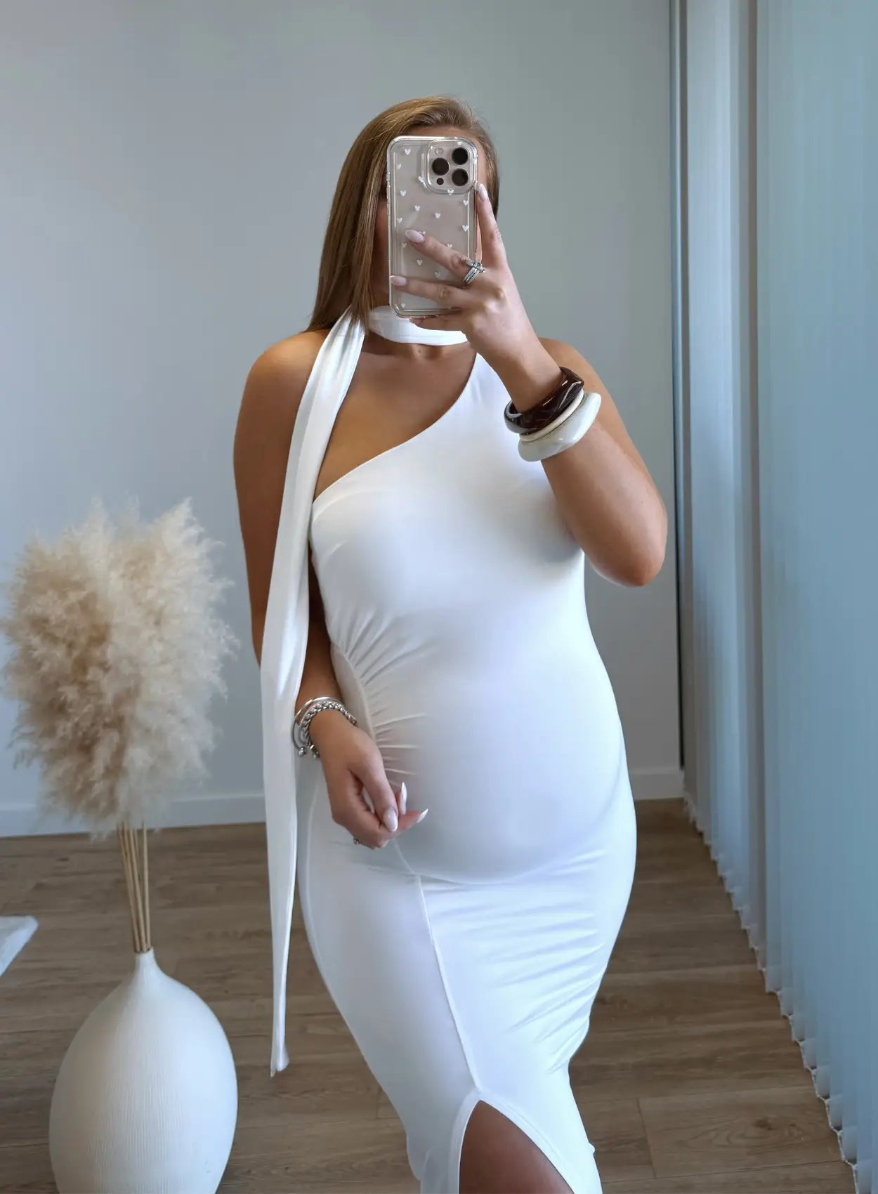 Robe-longue-de-grossesse-élégante-asymétrique-blanche