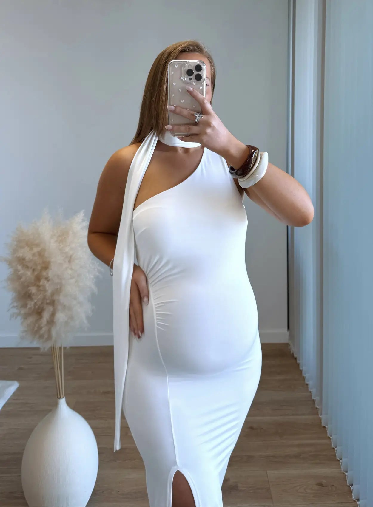 Robe-longue-de-grossesse-élégante-asymétrique-blanche