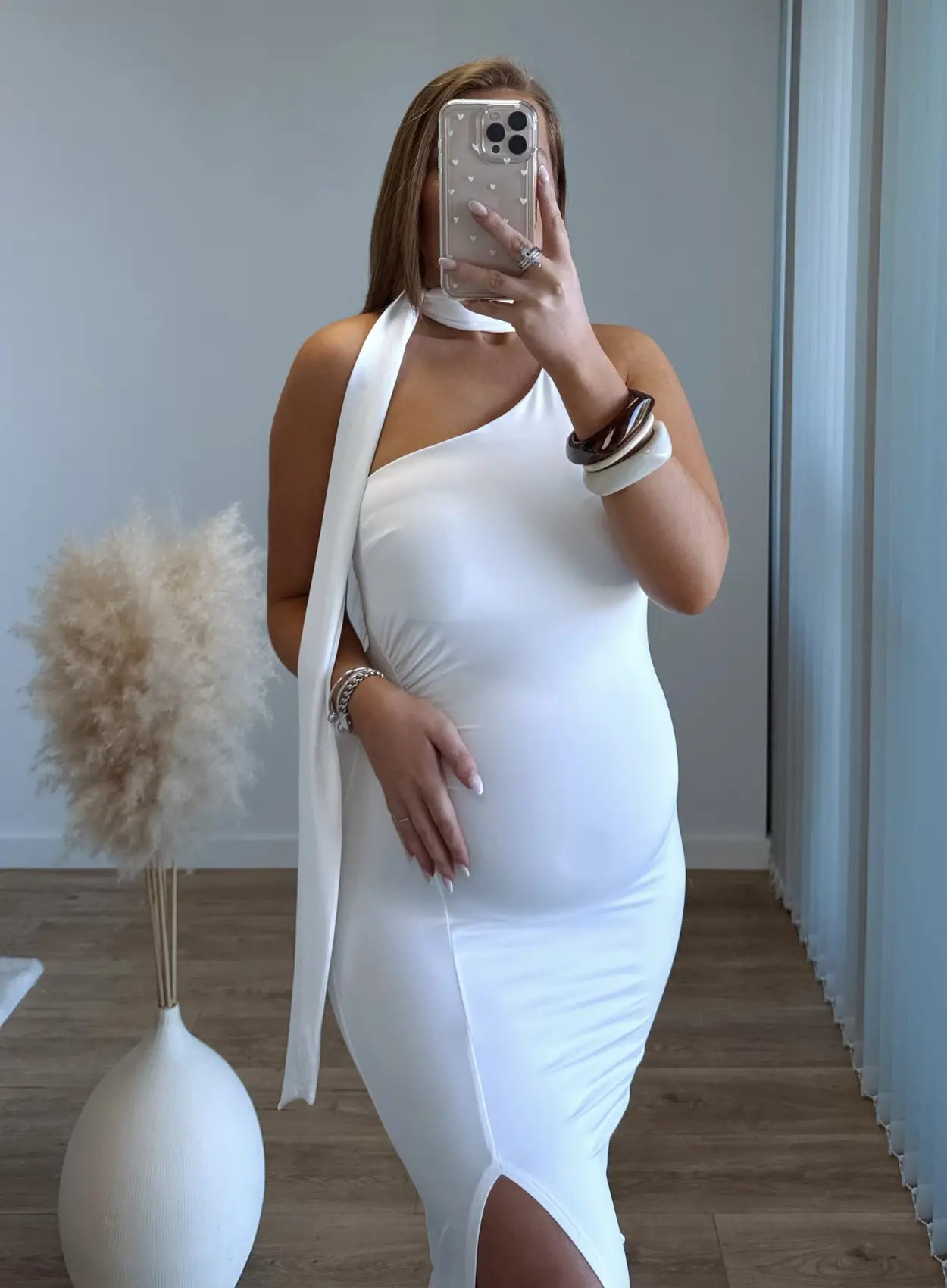 Robe-longue-de-grossesse-élégante-asymétrique-blanche
