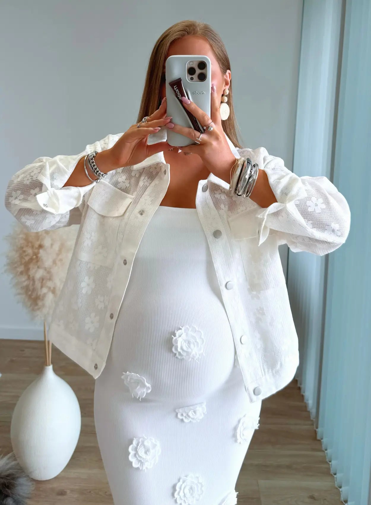 veste-de-grossesse-brodée-à-fleurs-blanches