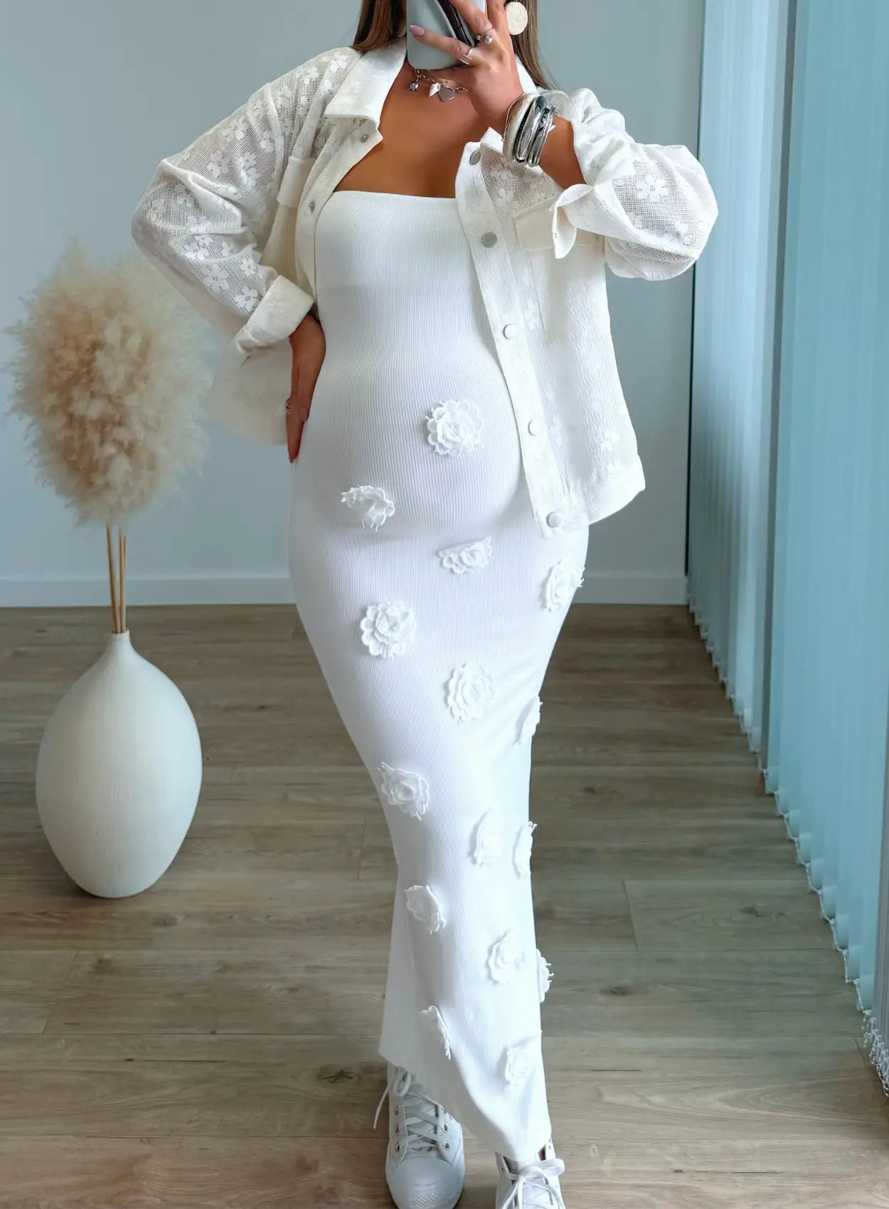 robe-longue-de-grossesse-côtelée-blanche-avec-des-fleurs