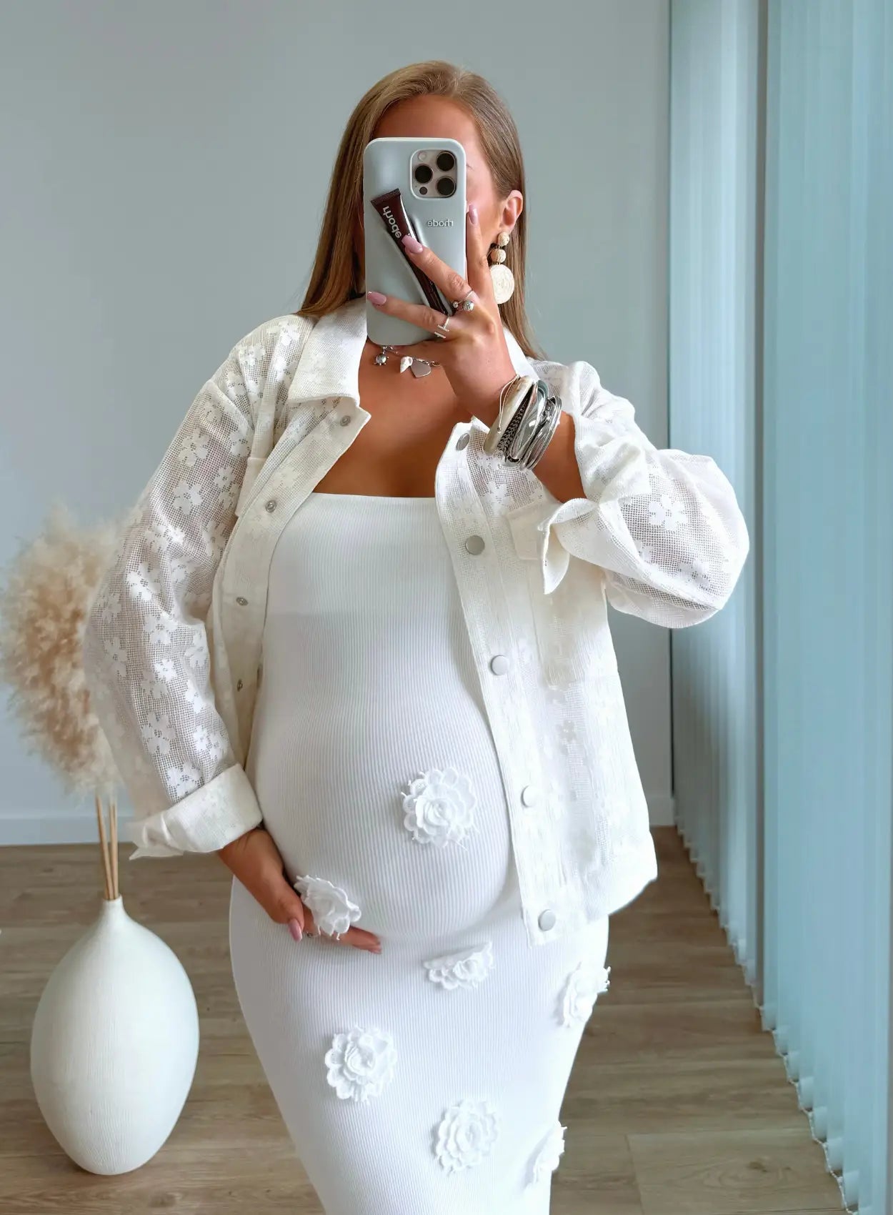 robe-longue-de-grossesse-côtelée-blanche-avec-des-fleurs