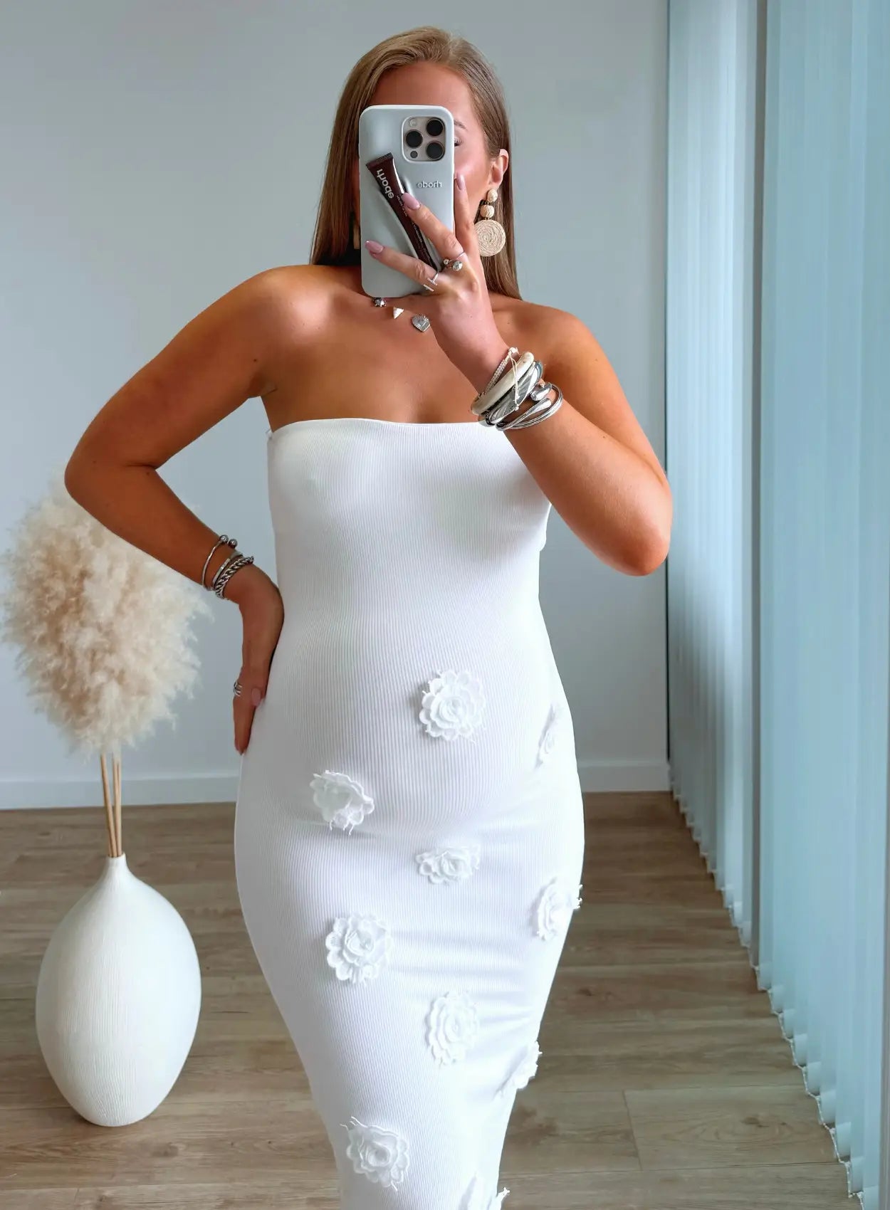 robe-longue-de-grossesse-côtelée-blanche-avec-des-fleurs