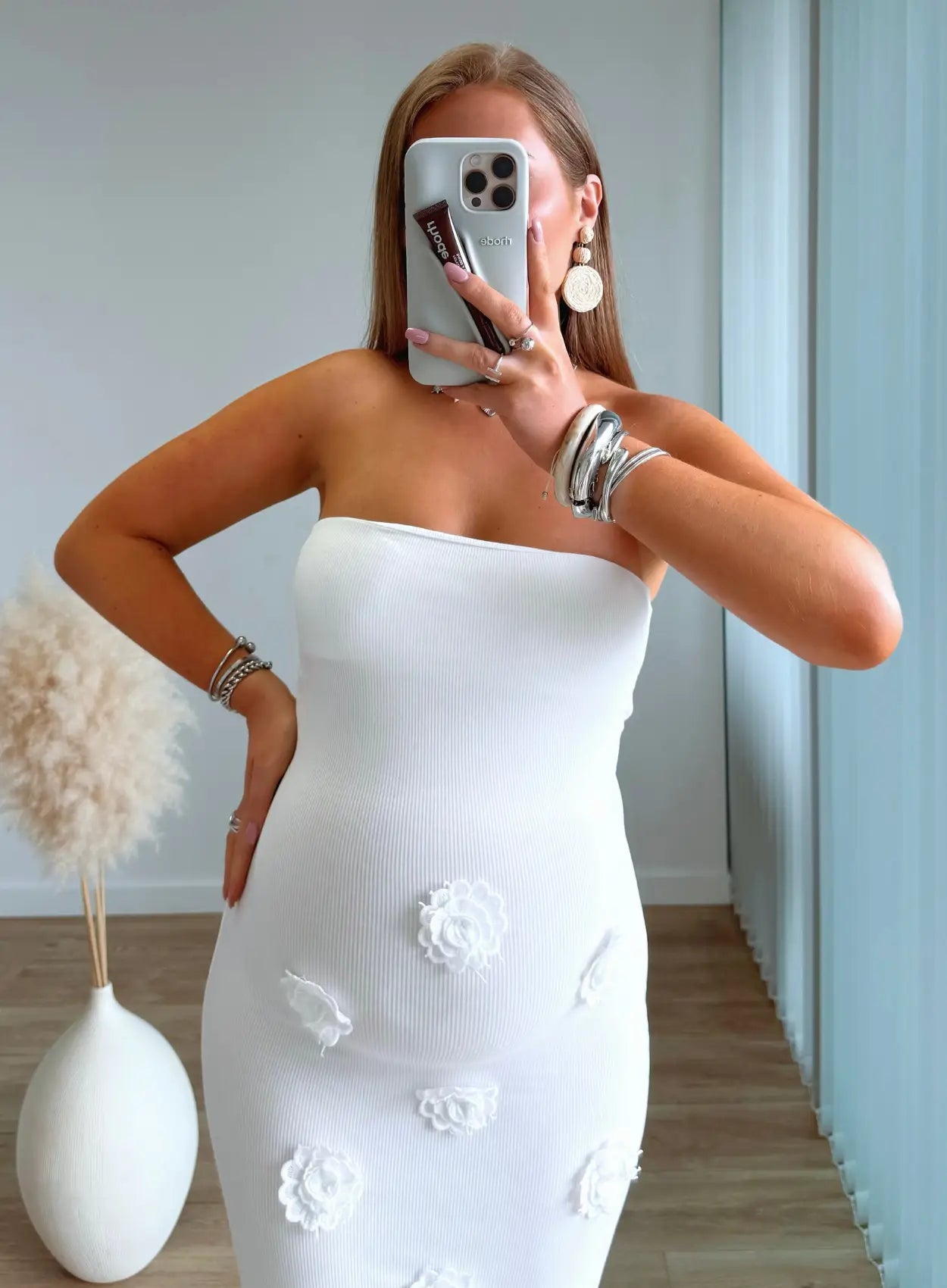 robe-longue-de-grossesse-côtelée-blanche-avec-des-fleurs