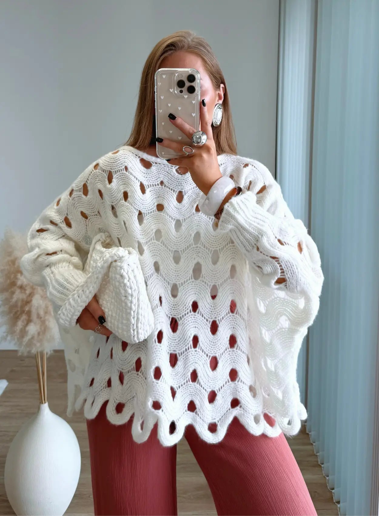 pull-de-grossesse-en-maille-ajourée-blanc-avec-trous-manches-bouffantes