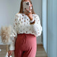 pull-de-grossesse-en-maille-ajourée-blanc-avec-trous-manches-bouffantes
