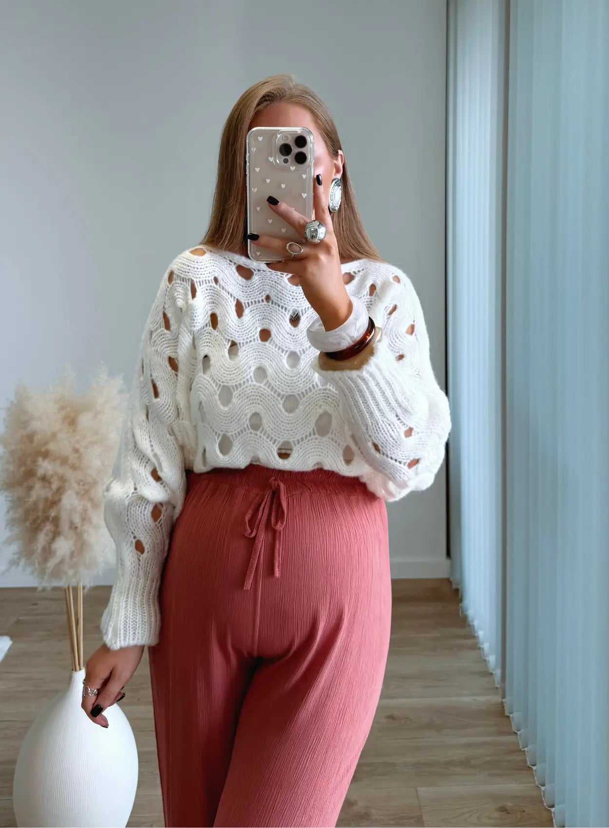 pull-de-grossesse-en-maille-ajourée-blanc-avec-trous-manches-bouffantes