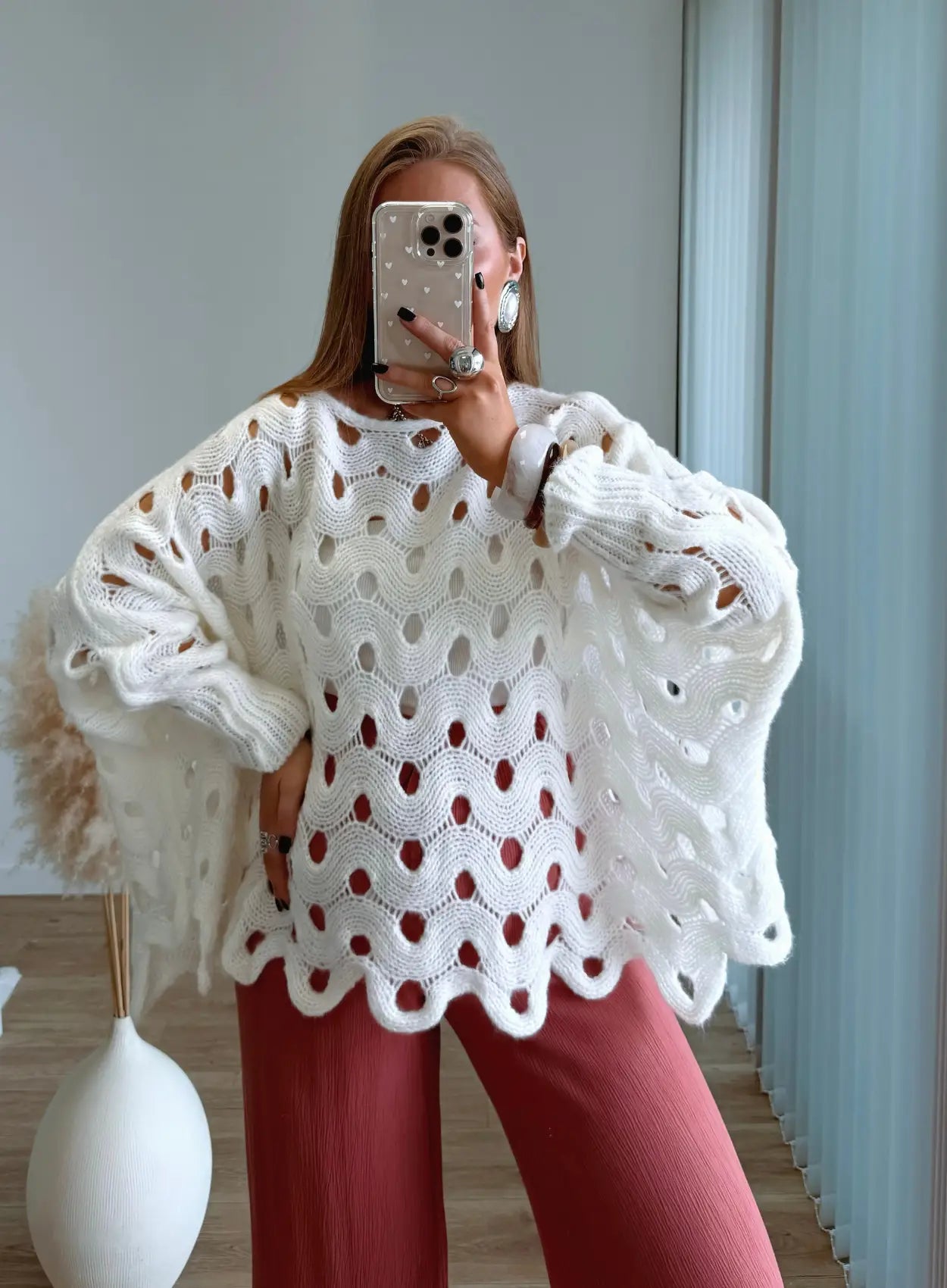 pull-de-grossesse-en-maille-ajourée-blanc-avec-trous-manches-bouffantes