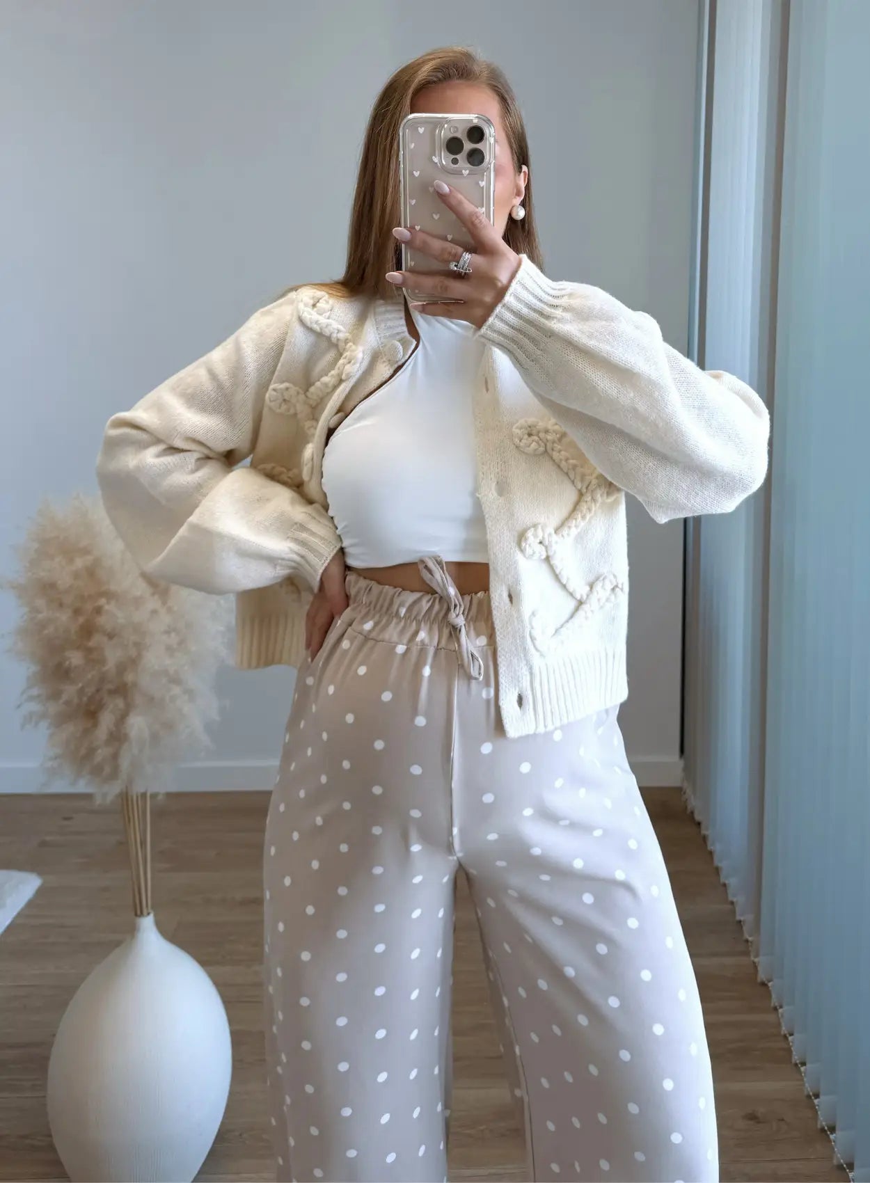 Pantalon-de-grossesse-fluide-à-pois-beige