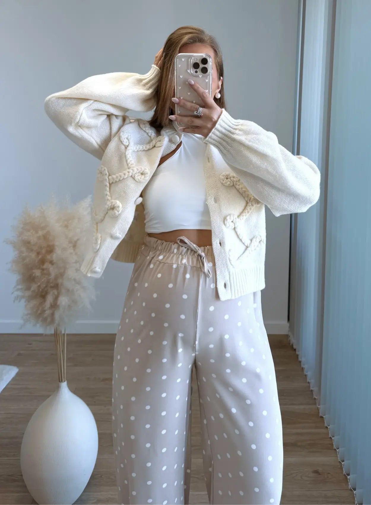 Pantalon-de-grossesse-fluide-à-pois-beige
