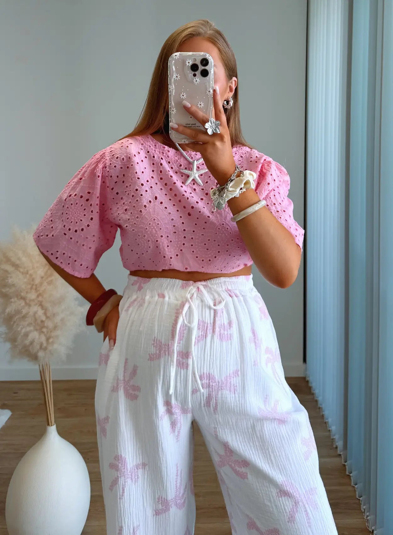 pantalon-de-grossesse-en-gaze-de-coton-blanc-avec-palmiers-rose