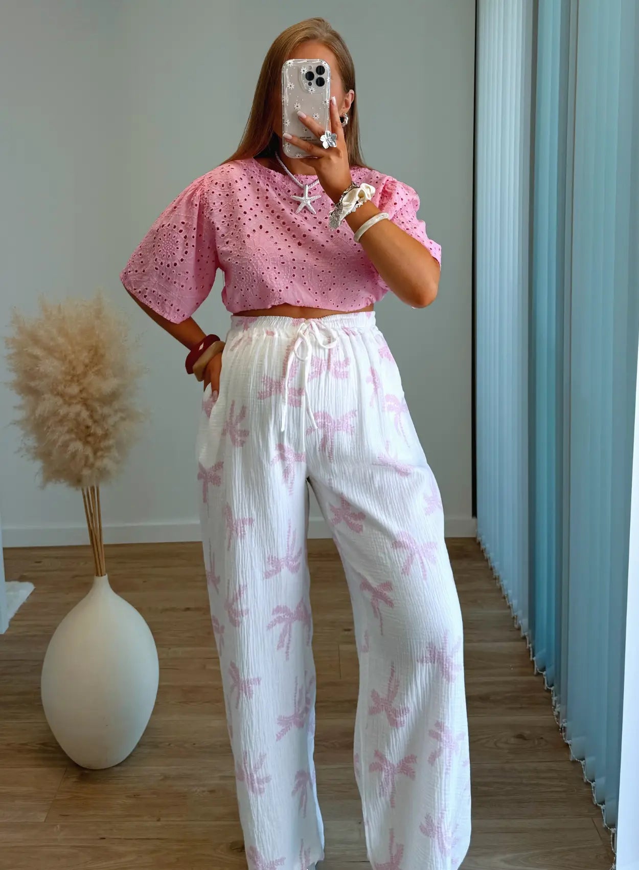 pantalon-de-grossesse-en-gaze-de-coton-blanc-avec-palmiers-rose