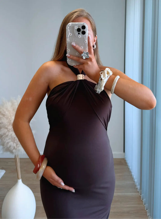 robe-longue-de-grossesse-moulante-couleur-marron-avec-bijou-au-niveau-du-cou