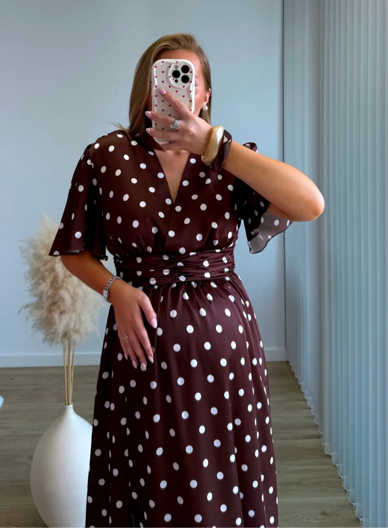 robe-longue-de-grossesse-marron-à-pois-blanc