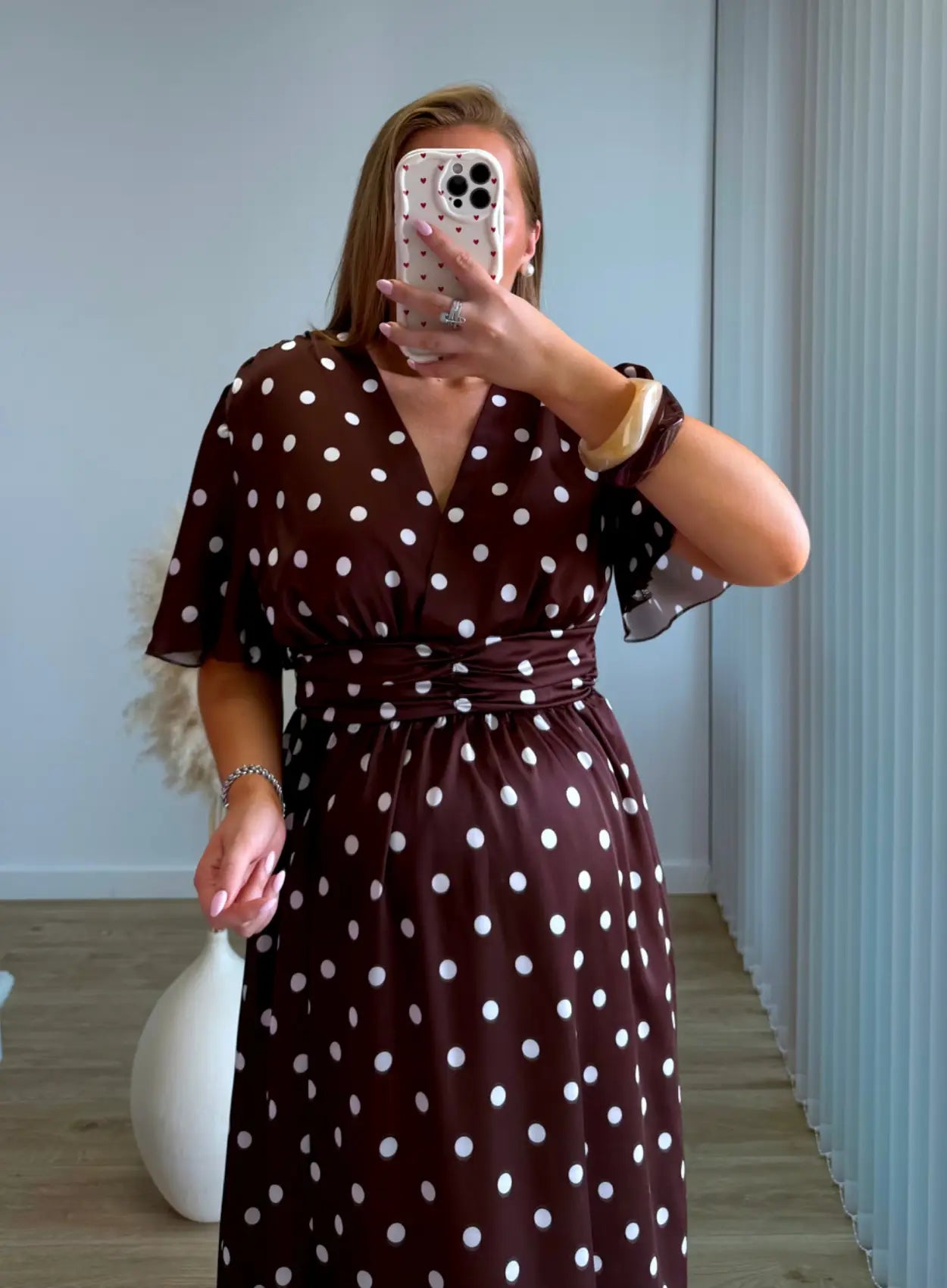 robe-longue-de-grossesse-marron-à-pois-blanc
