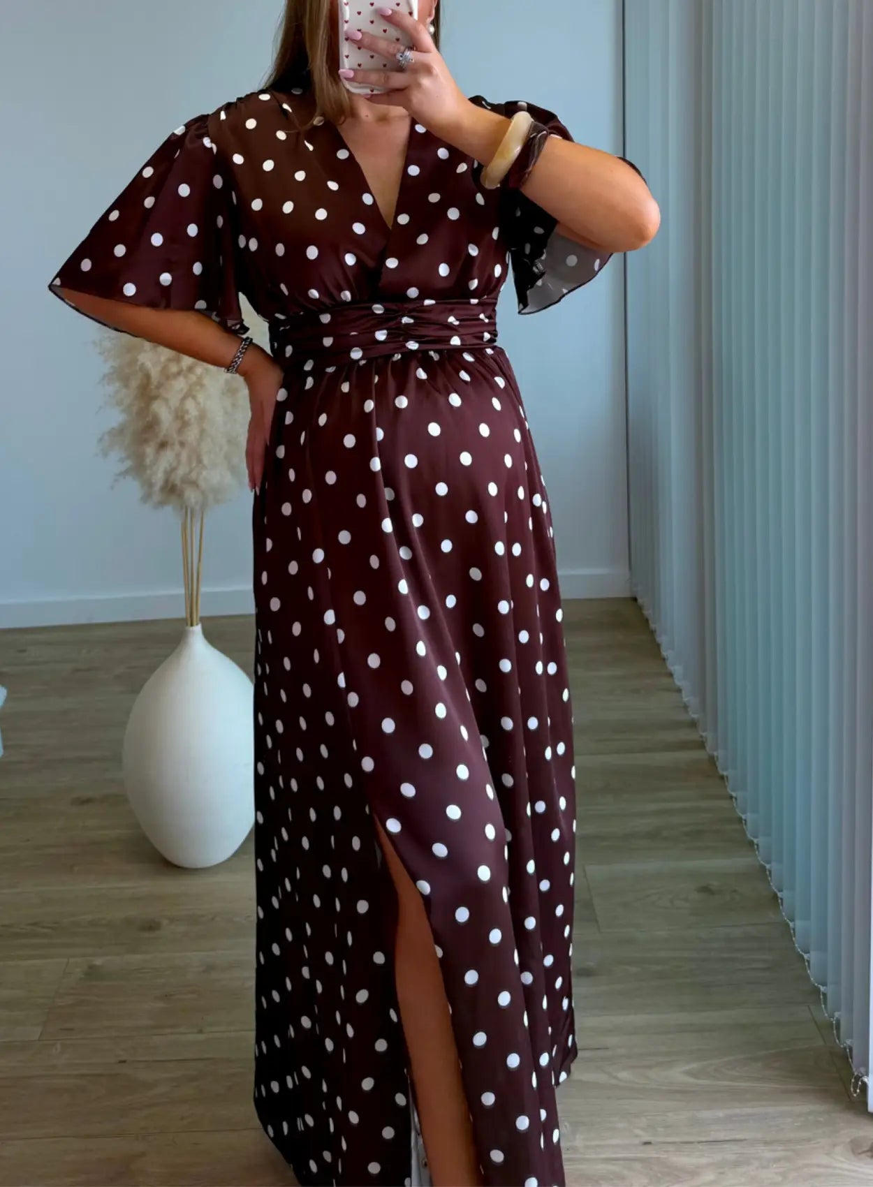 robe-longue-de-grossesse-marron-à-pois-blanc
