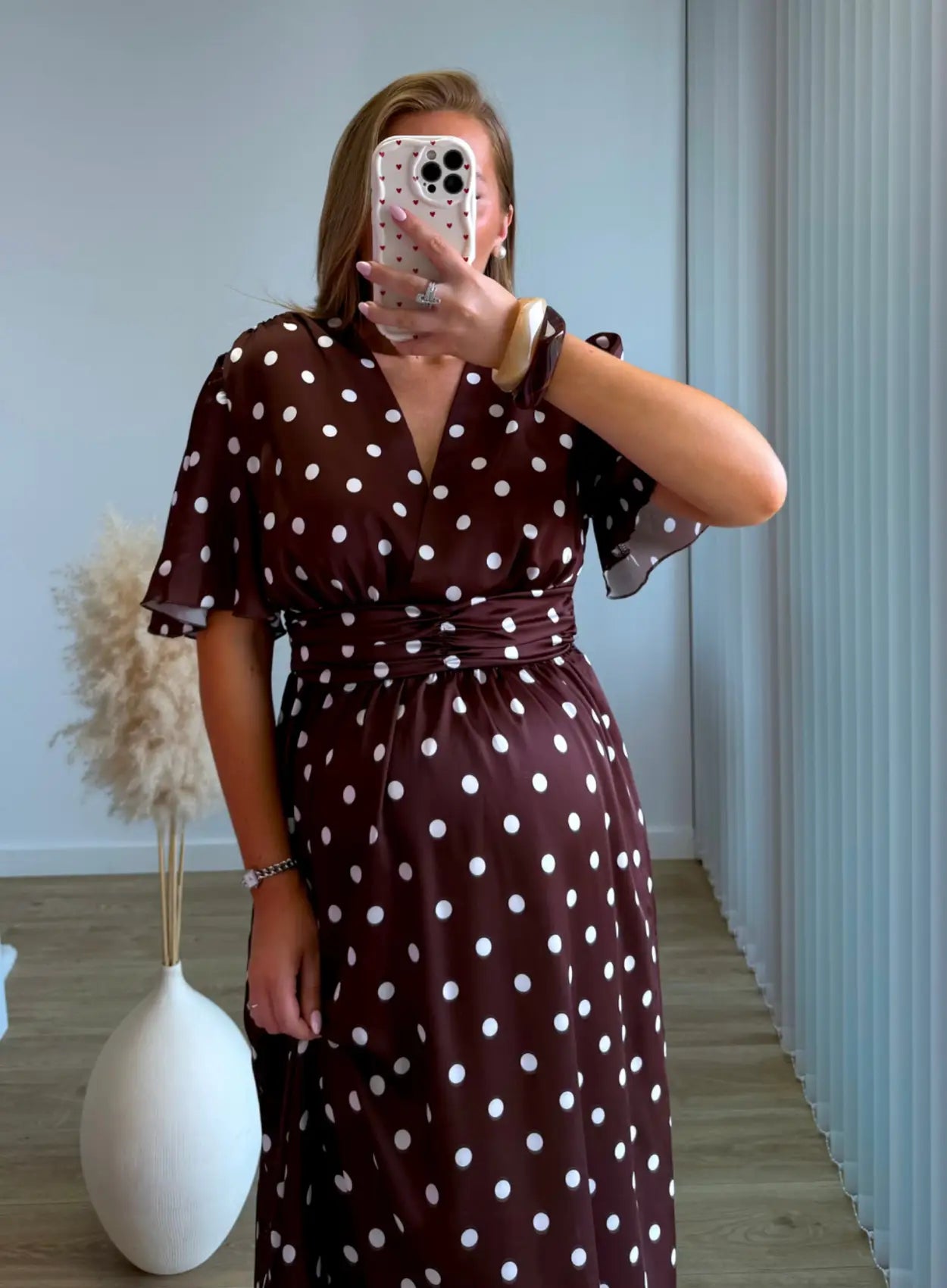 robe-longue-de-grossesse-marron-à-pois-blanc