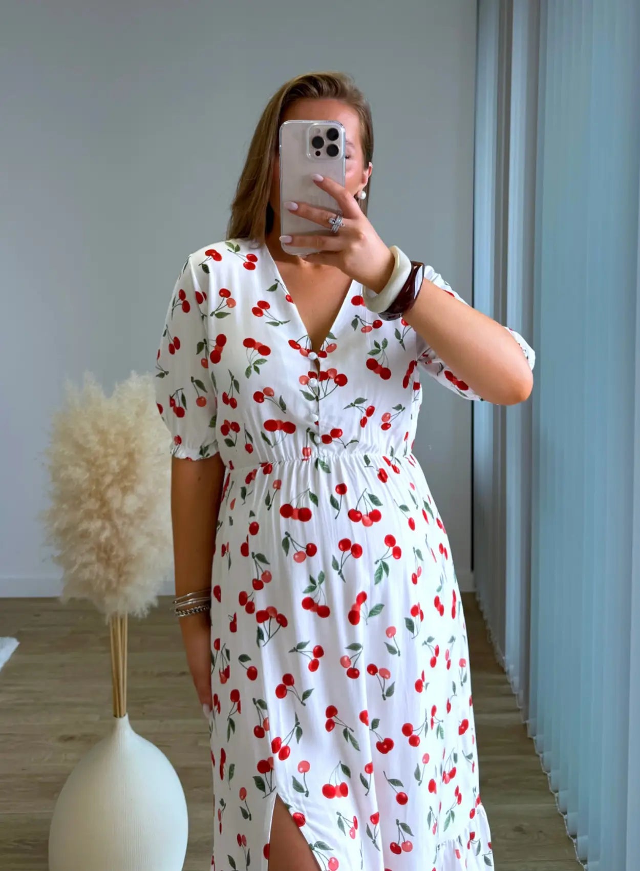 Robe-de-grossesse-fluide-blanche-avec-cerises