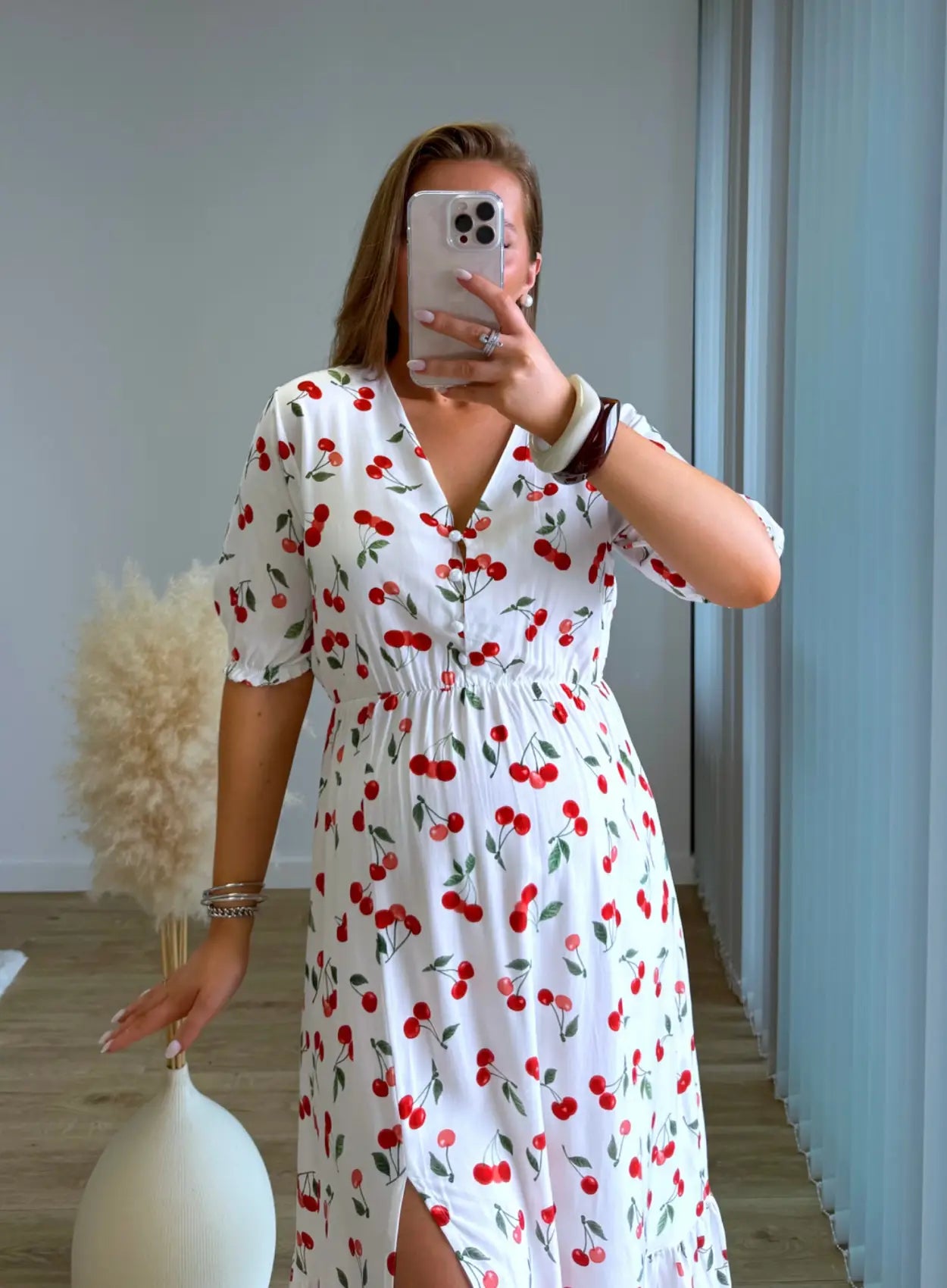 Robe-de-grossesse-fluide-blanche-avec-cerises