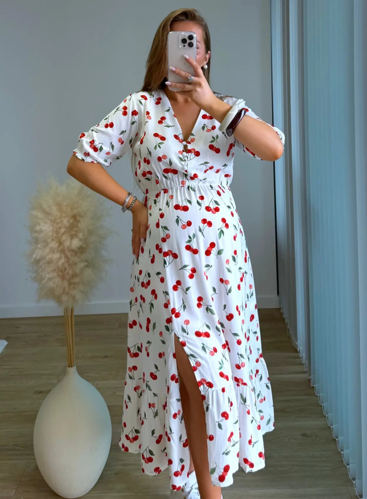 Robe-de-grossesse-fluide-blanche-avec-cerises