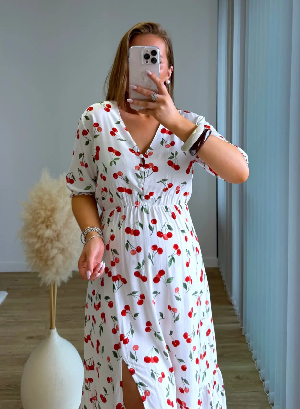 Robe-de-grossesse-fluide-blanche-avec-cerises