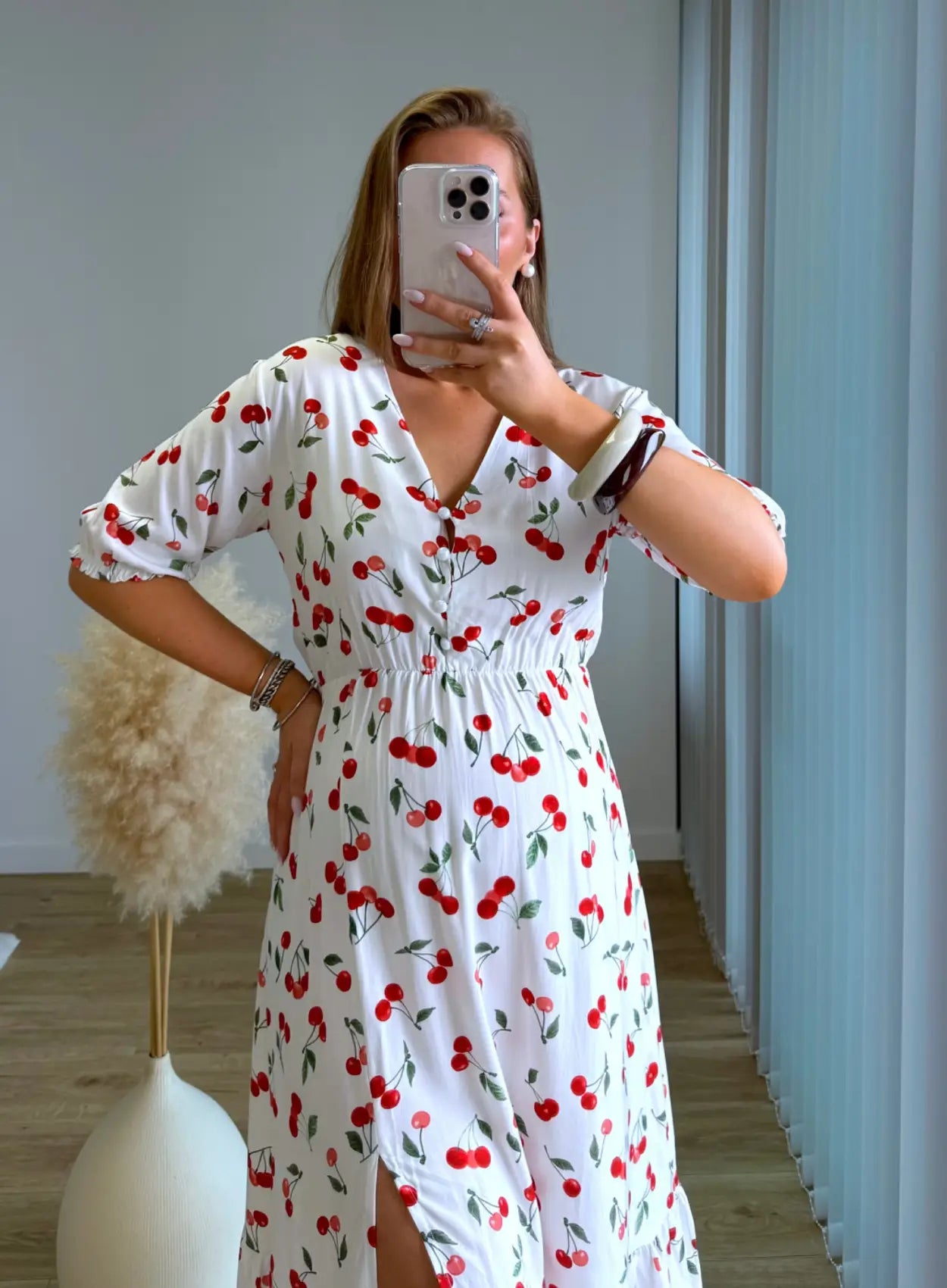 Robe-de-grossesse-fluide-blanche-avec-cerises