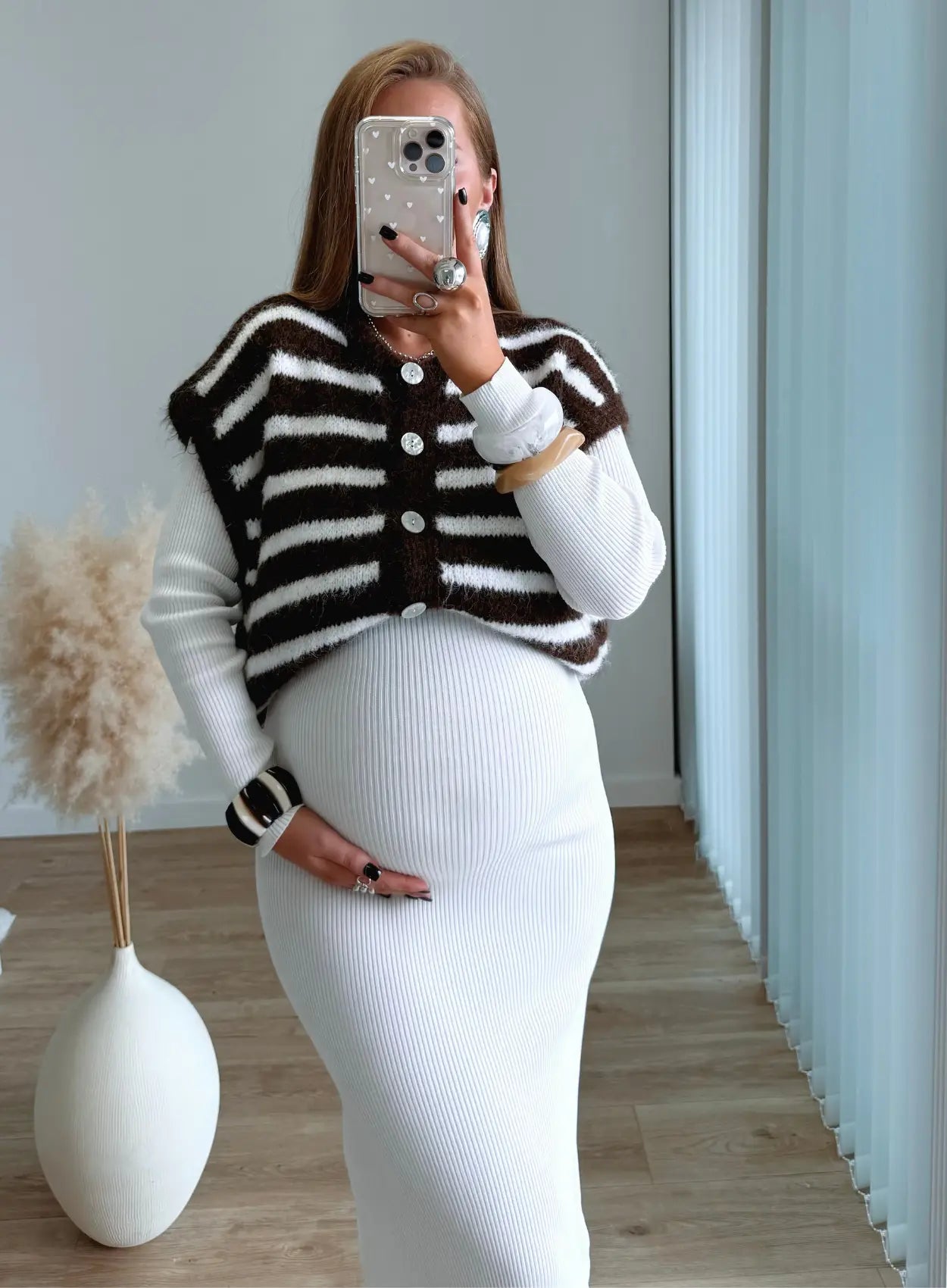 pull-gilet-sans-manches-à-rayures-blanches-et-marron