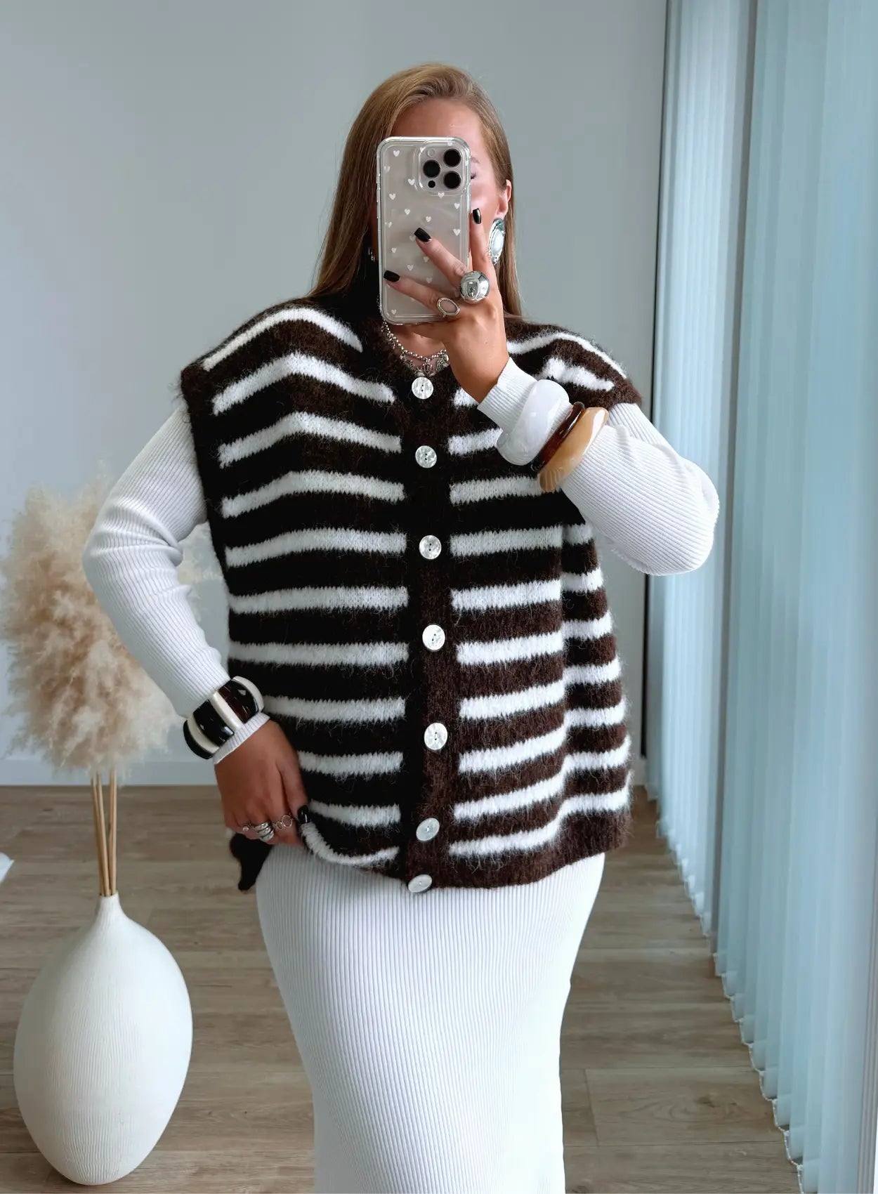 pull-gilet-sans-manches-à-rayures-blanches-et-marron