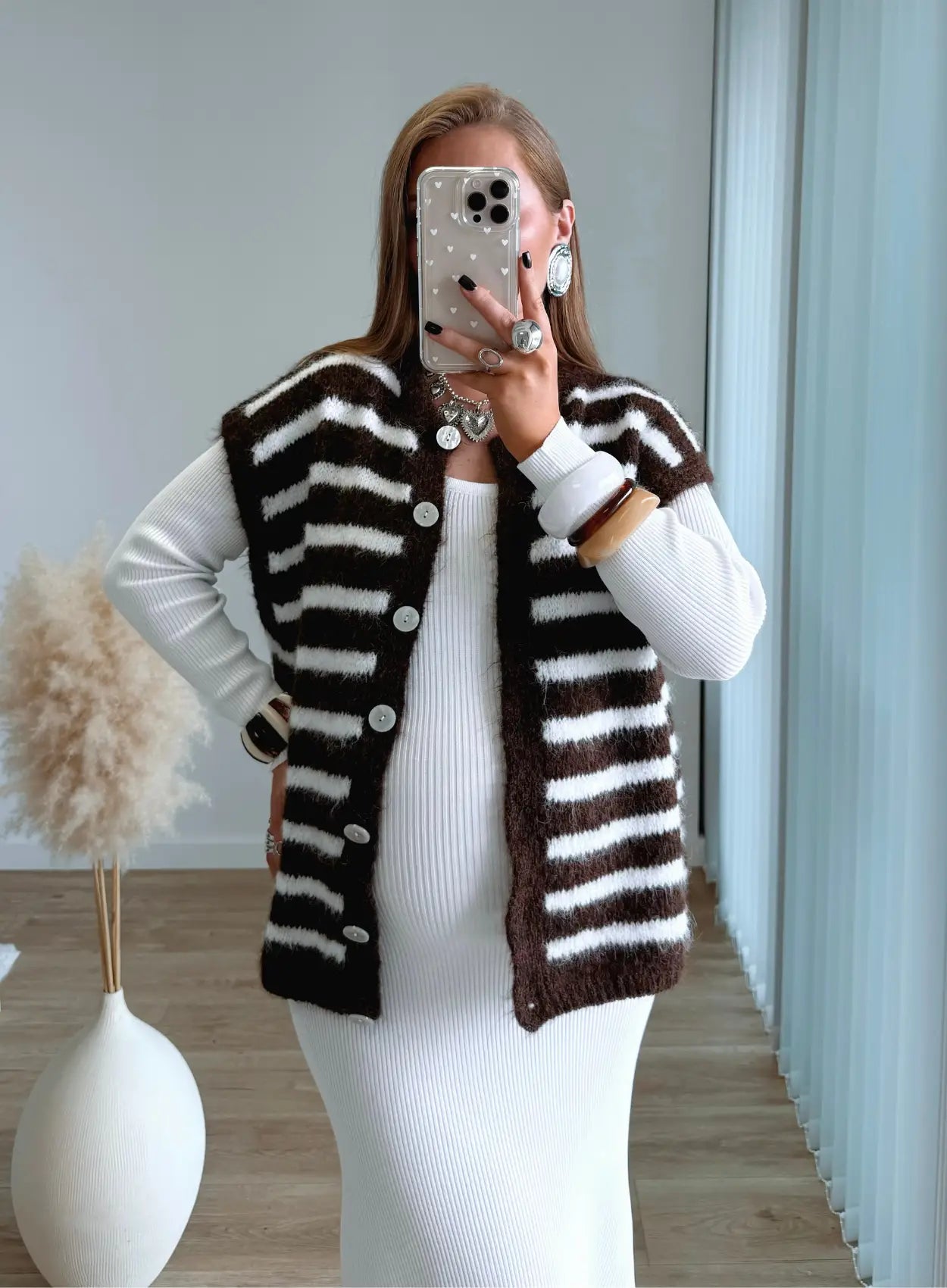 pull-gilet-sans-manches-à-rayures-blanches-et-marron