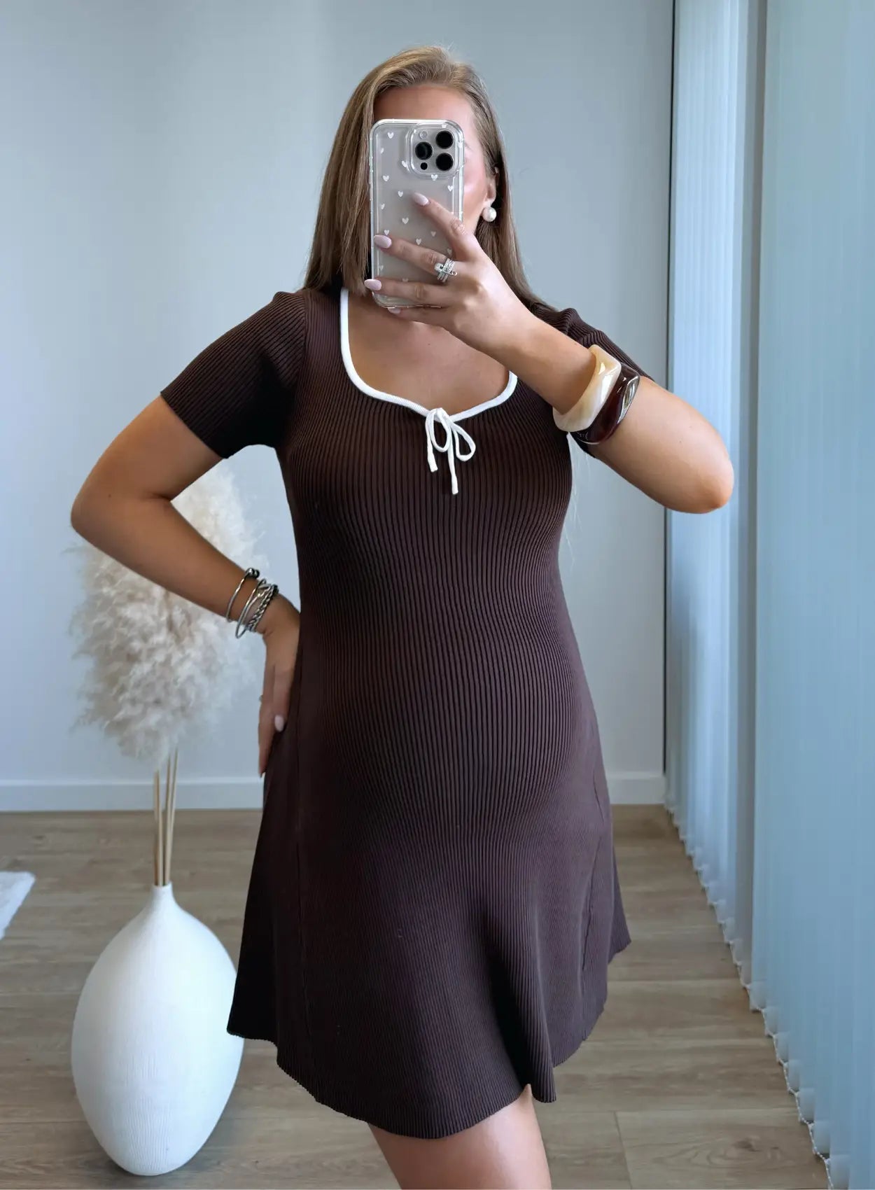 Robe-courte-de-grossesse-côtelée-chocolat