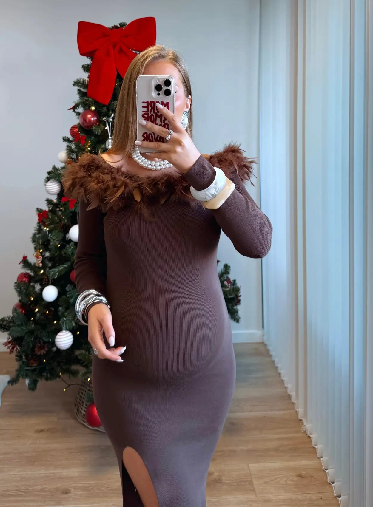 Robe-longue-de-grossesse-côtelée-chocolat-à-col-plumes