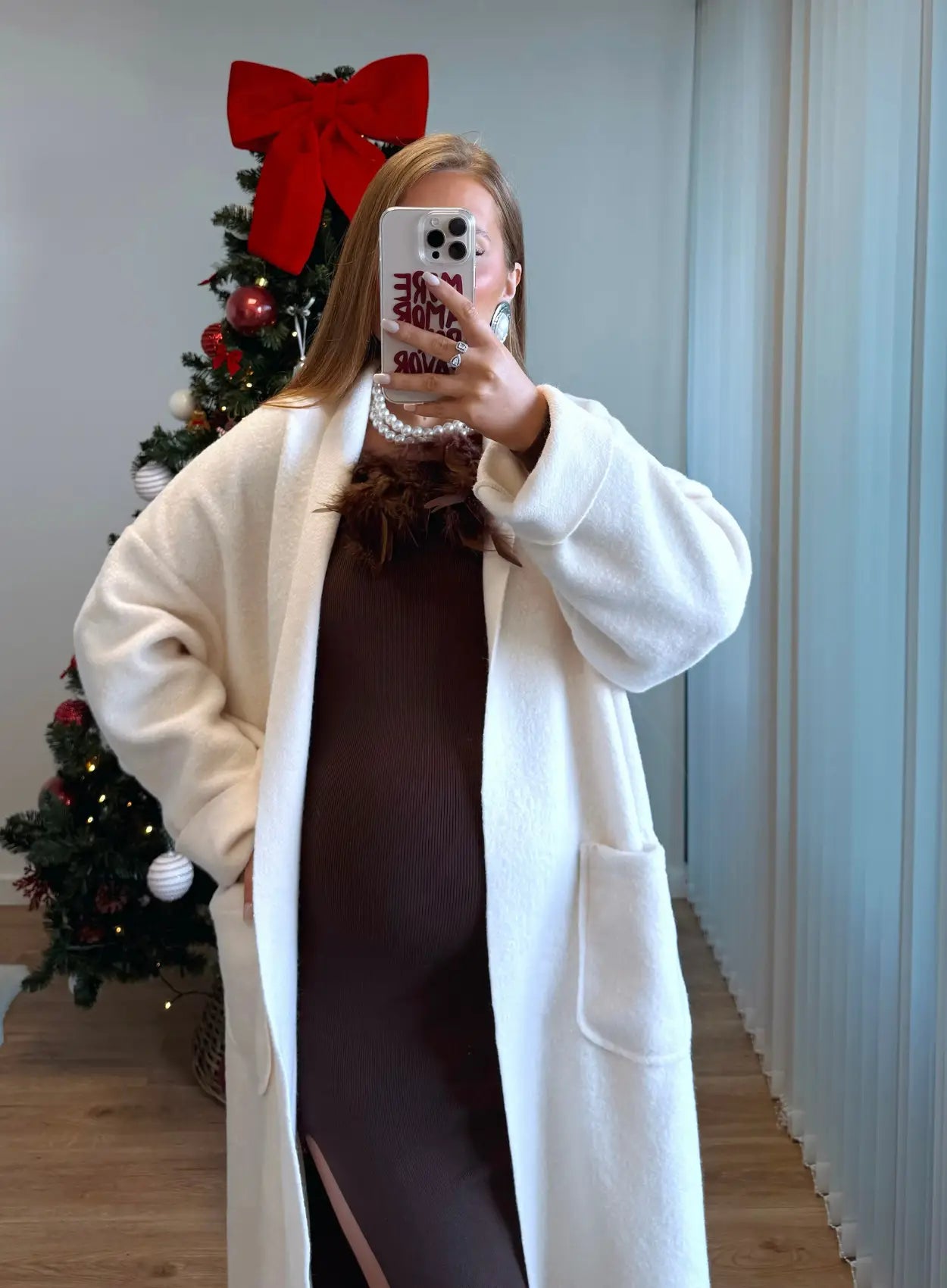 Robe-longue-de-grossesse-côtelée-chocolat-à-col-plumes