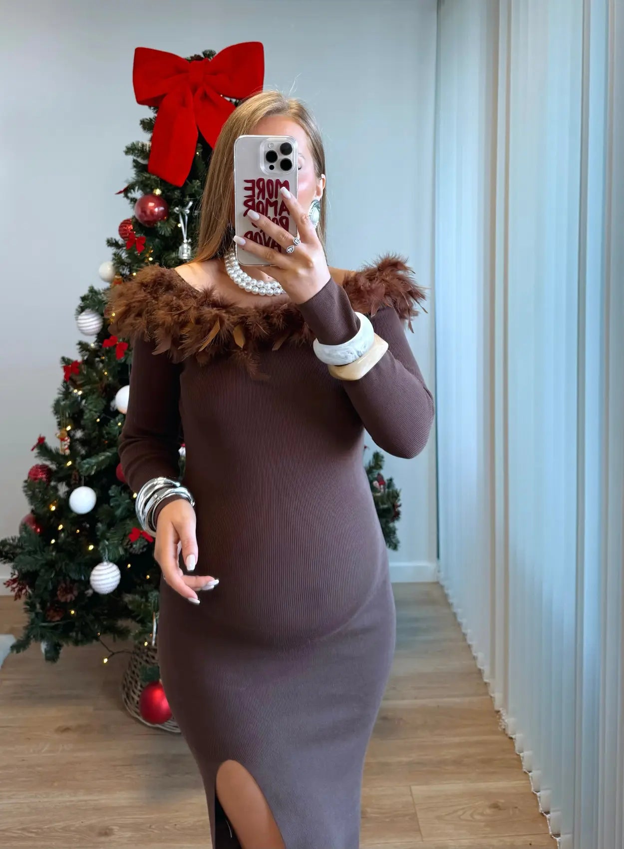 Robe-longue-de-grossesse-côtelée-chocolat-à-col-plumes