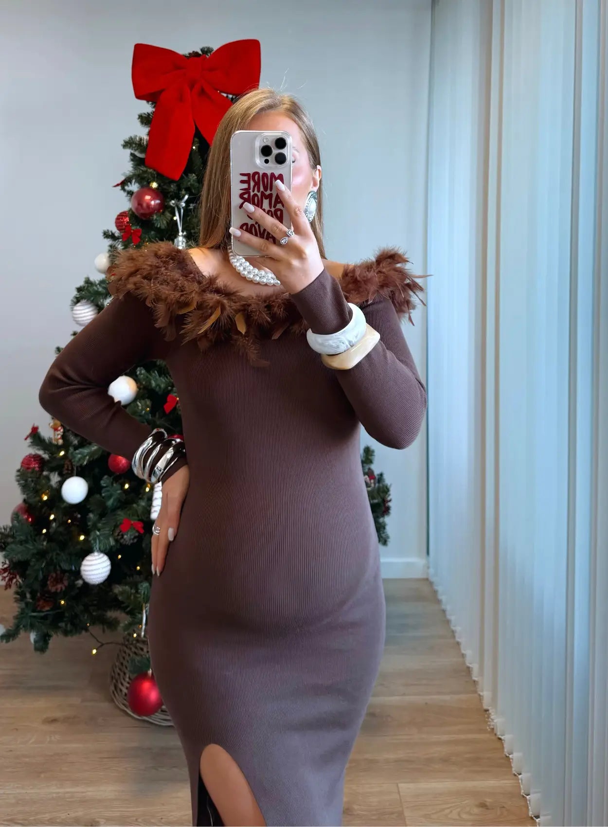 Robe-longue-de-grossesse-côtelée-chocolat-à-col-plumes