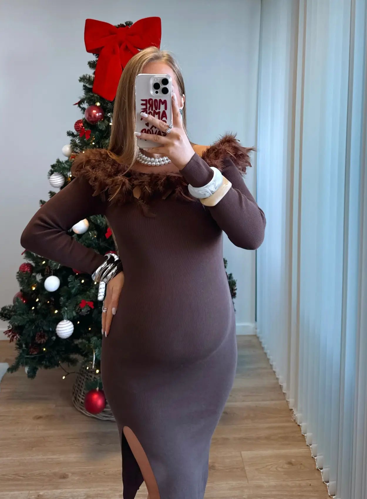 Robe-longue-de-grossesse-côtelée-chocolat-à-col-plumes