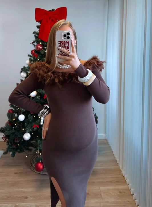 Robe-longue-de-grossesse-côtelée-chocolat-à-col-plumes