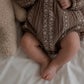 vetement-bebe-barboteuse-fleurie-marron-et-blanche