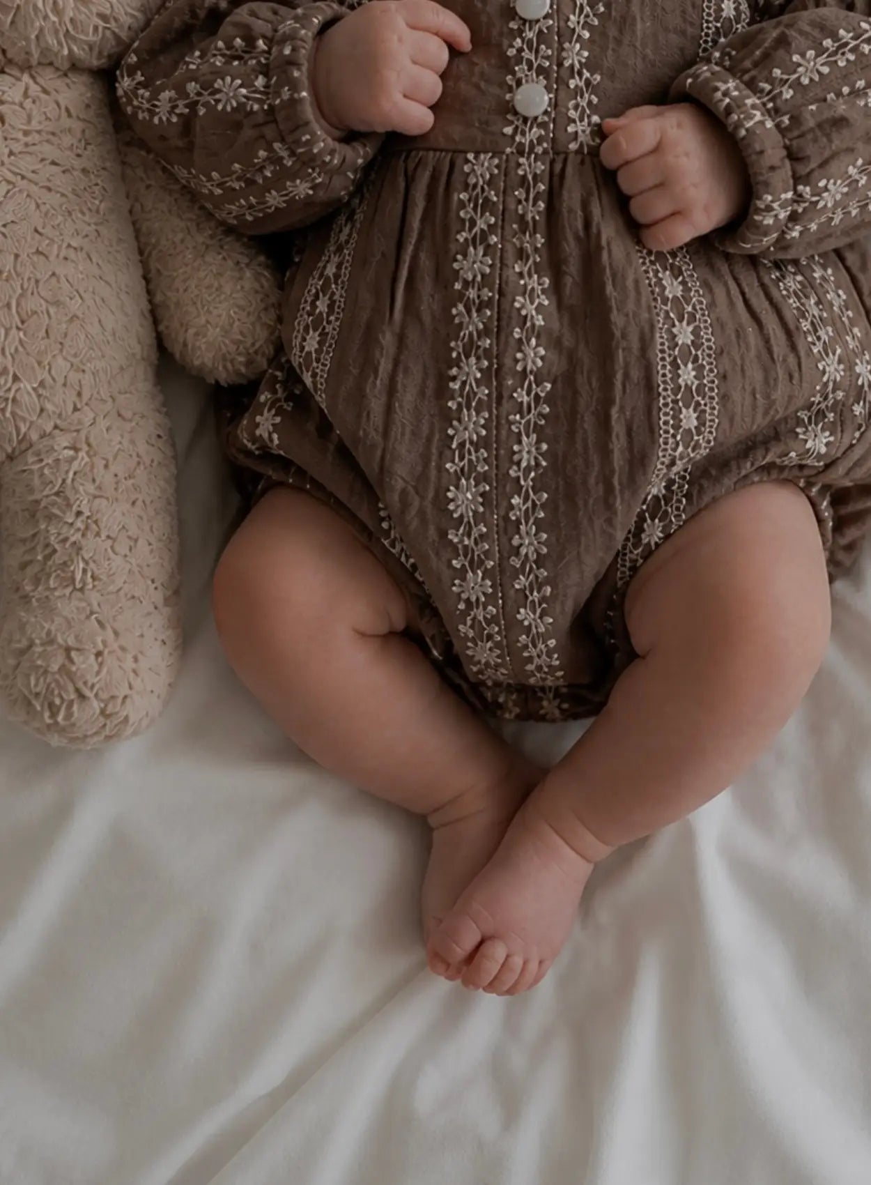 vetement-bebe-barboteuse-fleurie-marron-et-blanche