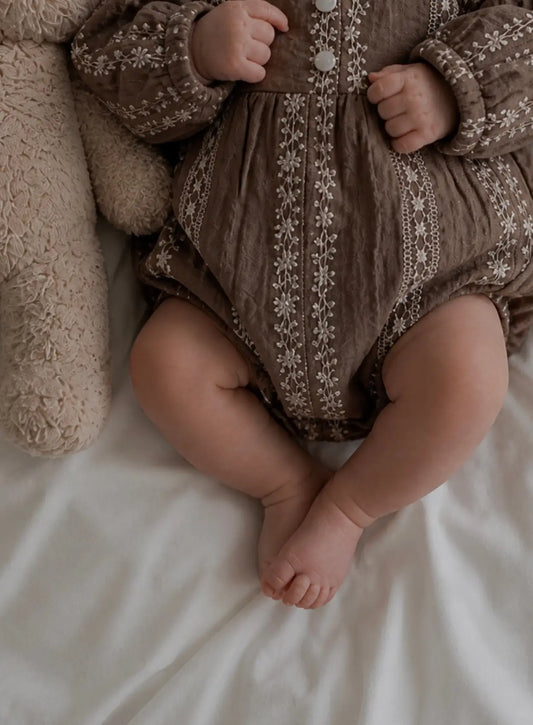 vetement-bebe-barboteuse-fleurie-marron-et-blanche