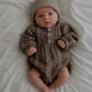 vetement-bebe-barboteuse-fleurie-marron-et-blanche