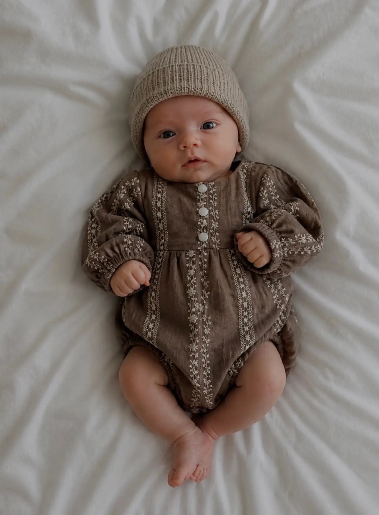 vetement-bebe-barboteuse-fleurie-marron-et-blanche