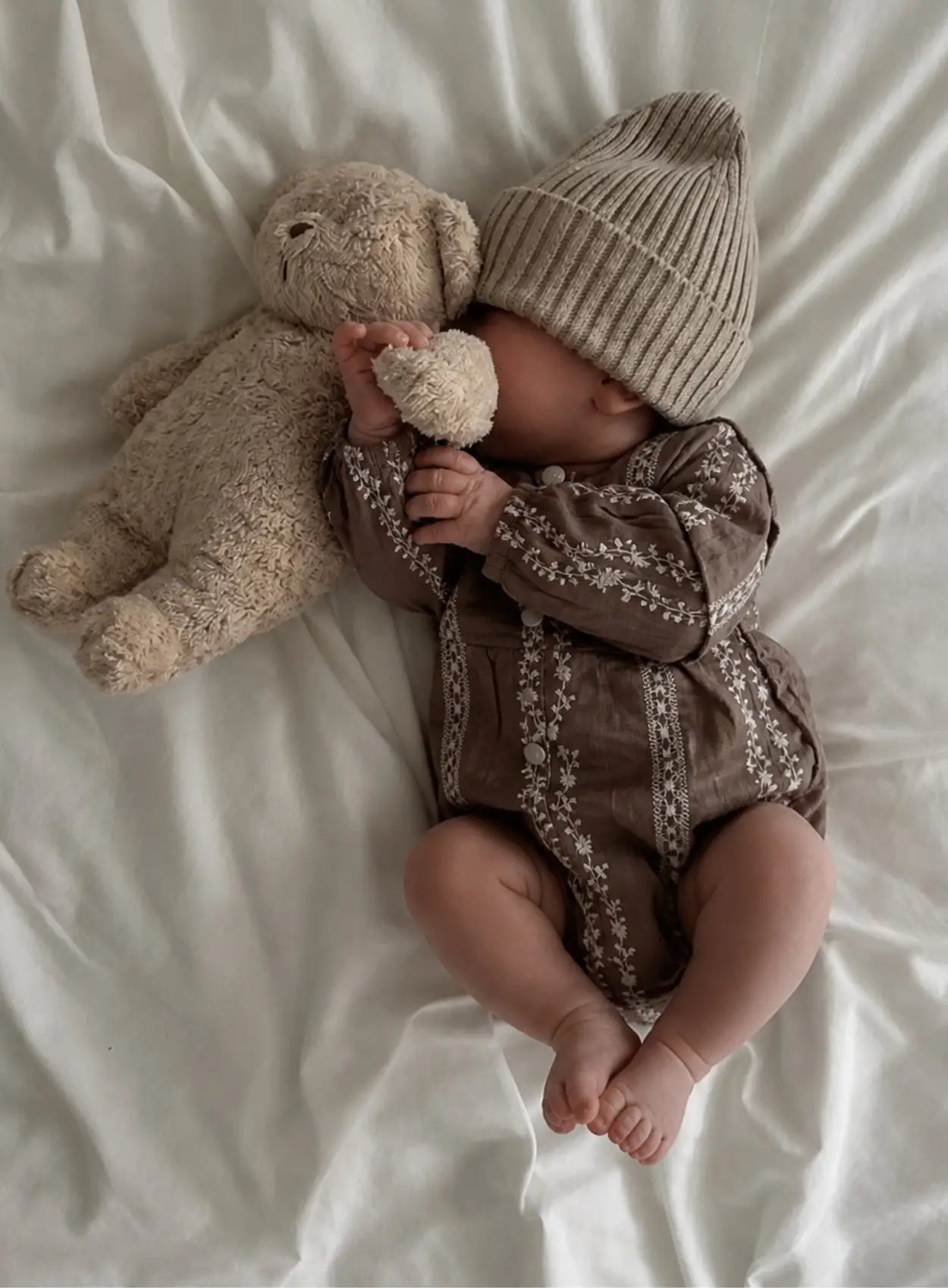 vetement-bebe-barboteuse-fleurie-marron-et-blanche