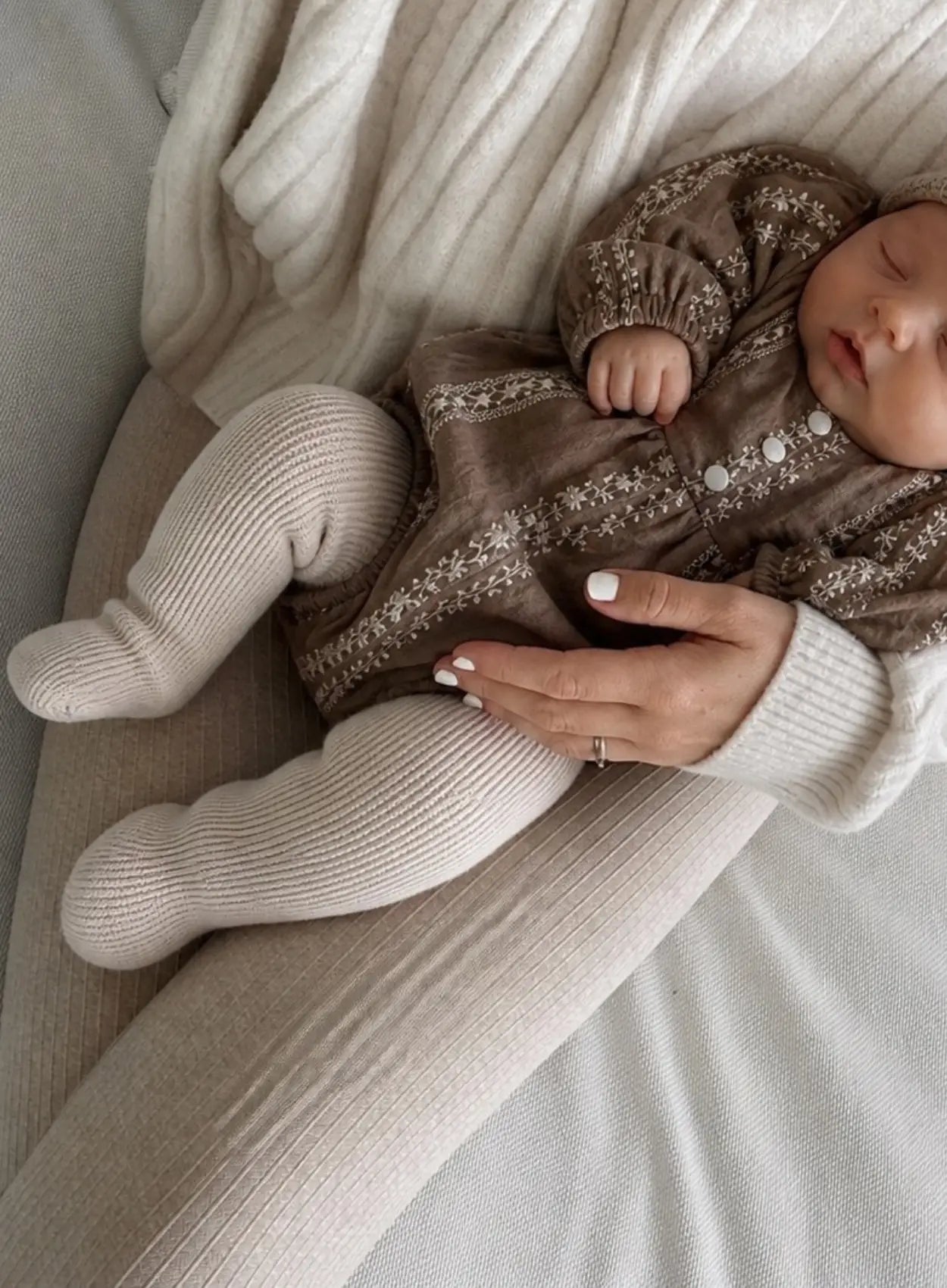 vetement-bebe-barboteuse-fleurie-marron-et-blanche