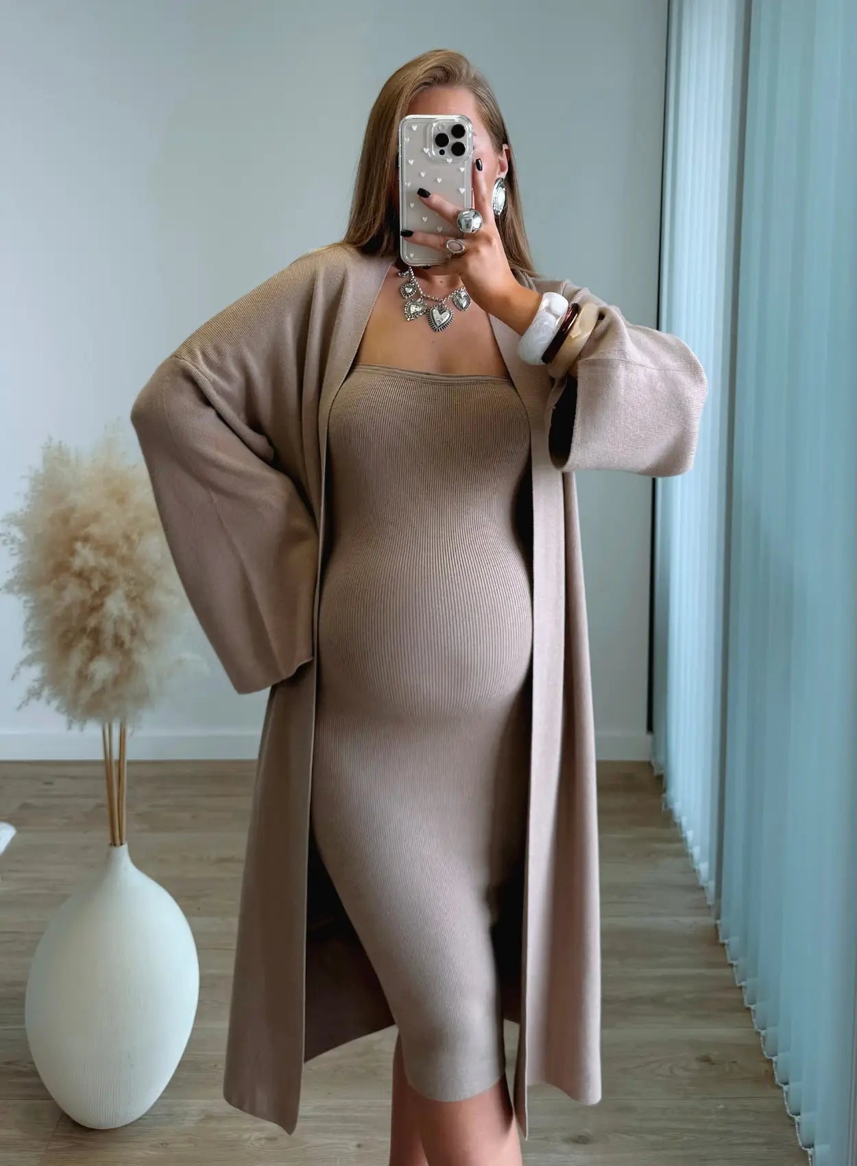 ensemble-de-grossesse-taupe-robe-bustier-et-gilet
