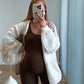 gilet-de-grossesse-en-maille-beige-blanc-et-marron