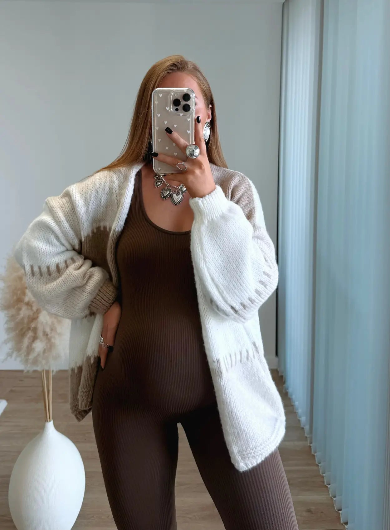 gilet-de-grossesse-en-maille-beige-blanc-et-marron