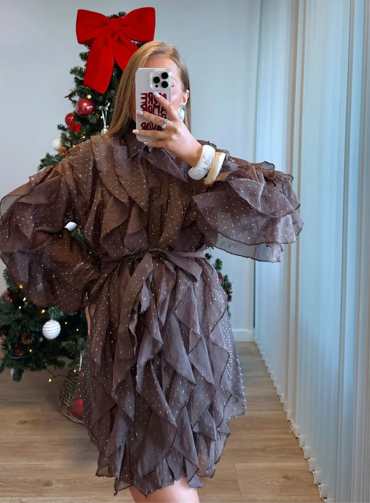 Robe-courte-de-grossesse-marron-à-volants-et-paillettes