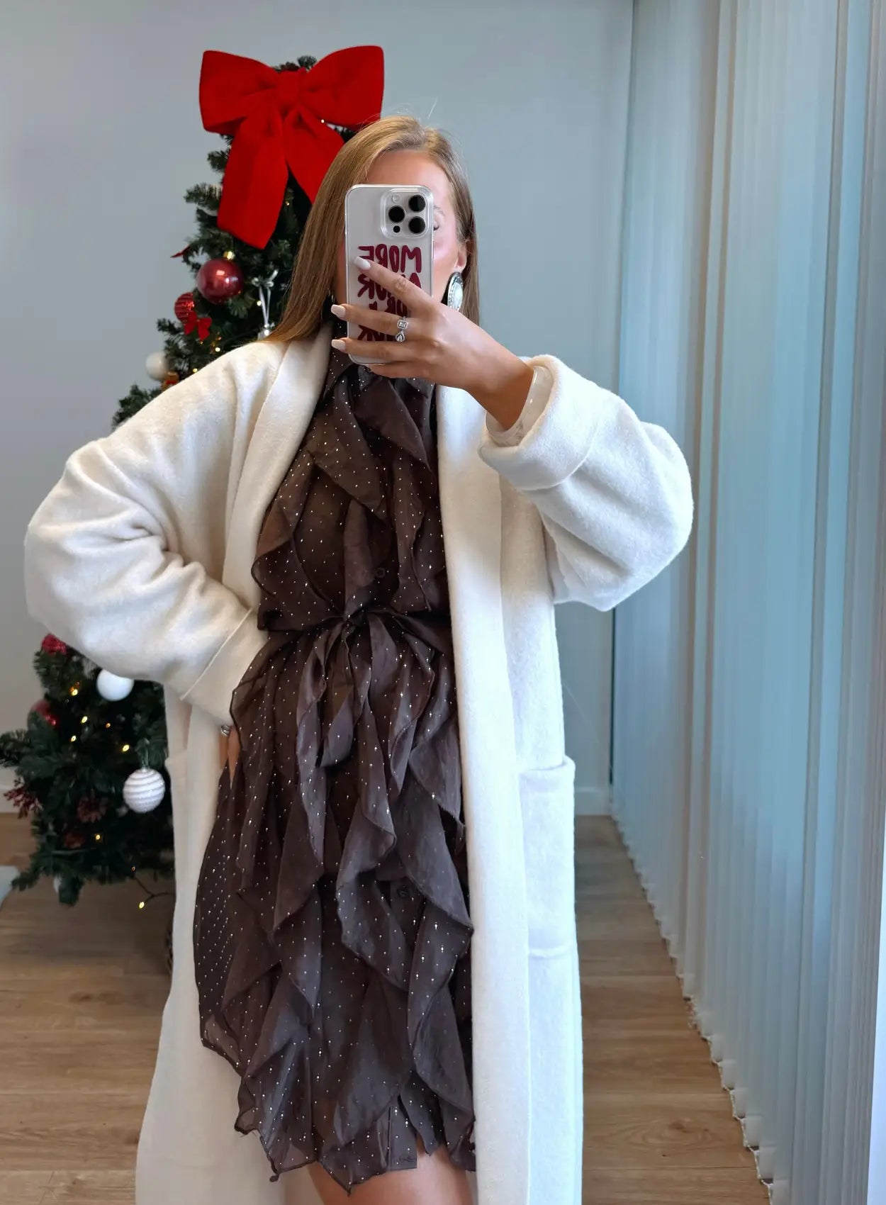 Robe-courte-de-grossesse-marron-à-volants-et-paillettes