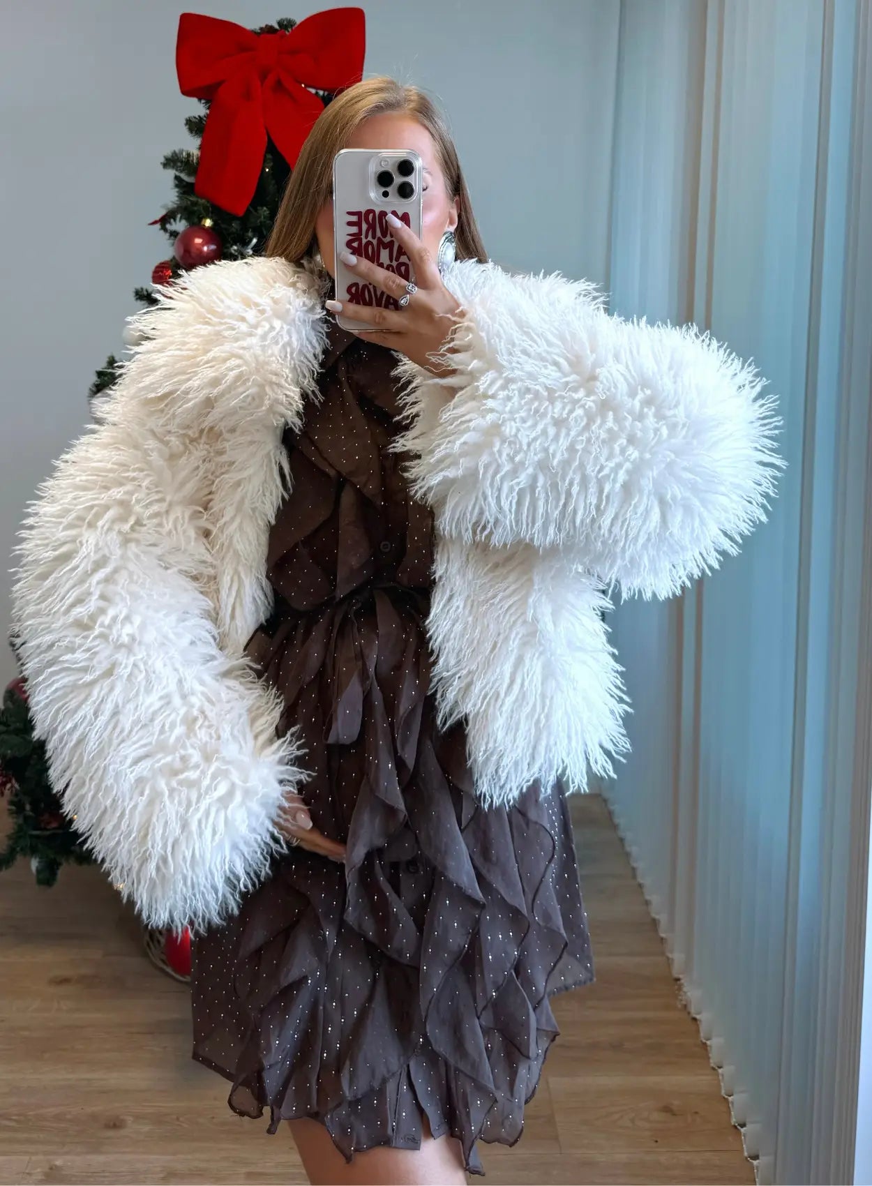 Robe-courte-de-grossesse-marron-à-volants-et-paillettes