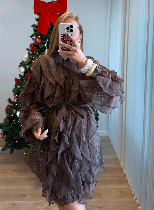 Robe-courte-de-grossesse-marron-à-volants-et-paillettes